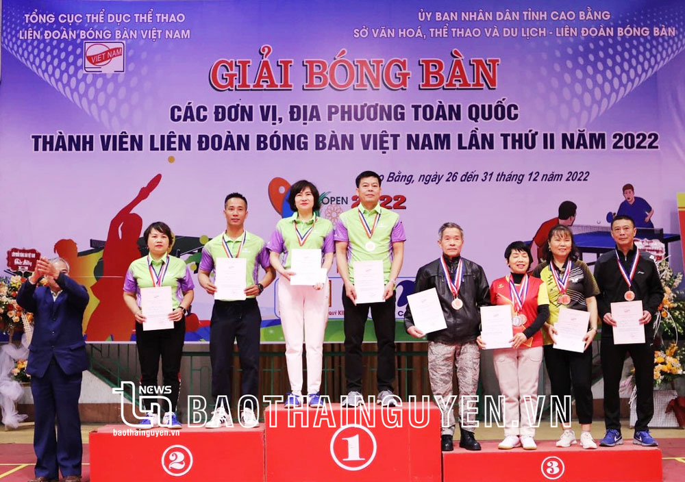 Chị Mai Thanh Thuý cùng đồng đội Phạm Đức Long (Thái Nguyên) giành Huy chương Vàng đôi nam nữ tại Giải bóng bàn các đơn vị, địa phương toàn quốc thành viên Liên đoàn Bóng bàn Việt Nam lần thứ II.