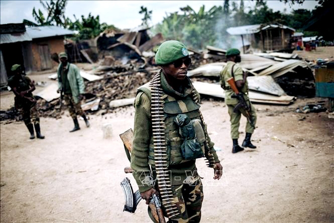 Binh sĩ quân đội CHDC Congo tuần tra tại làng Manzalaho gần Beni sau một vụ tấn công của phiến quân. 