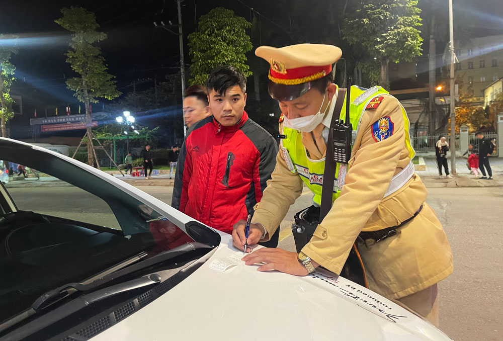 Lực lượng Cảnh sát giao thông Thái Nguyên kiểm tra, xử lý các trường hợp vi phạm nồng độ cồn khi điều khiển phương tiện tham gia giao thông.