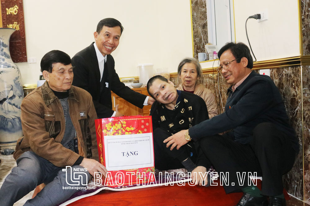 Hội Nạn nhân chất độc da cam/Dioxin tỉnh tặng quà Tết cho nạn nhân Lương Đình Lực, tổ 2, phường Phan Đình Phùng (TP. Thái Nguyên).