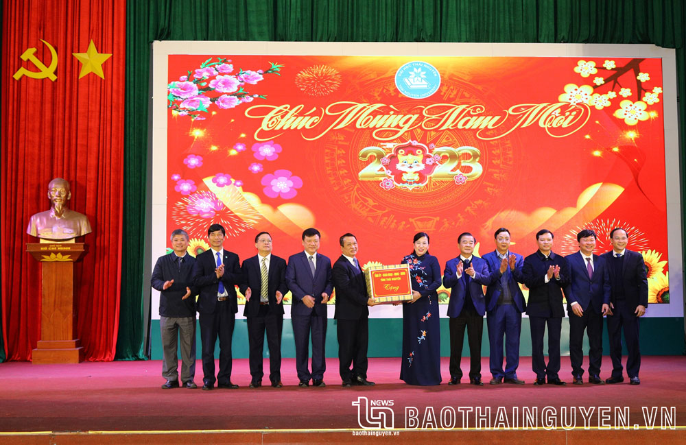 The Secretary of the Provincial Party Committee presented gifts to TNUs leaders.