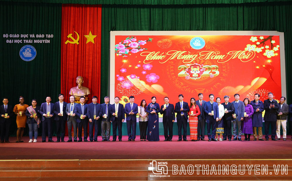 The Secretary of the Provincial Party Committee gave gifts to TNU’s staff, lecturers and students.