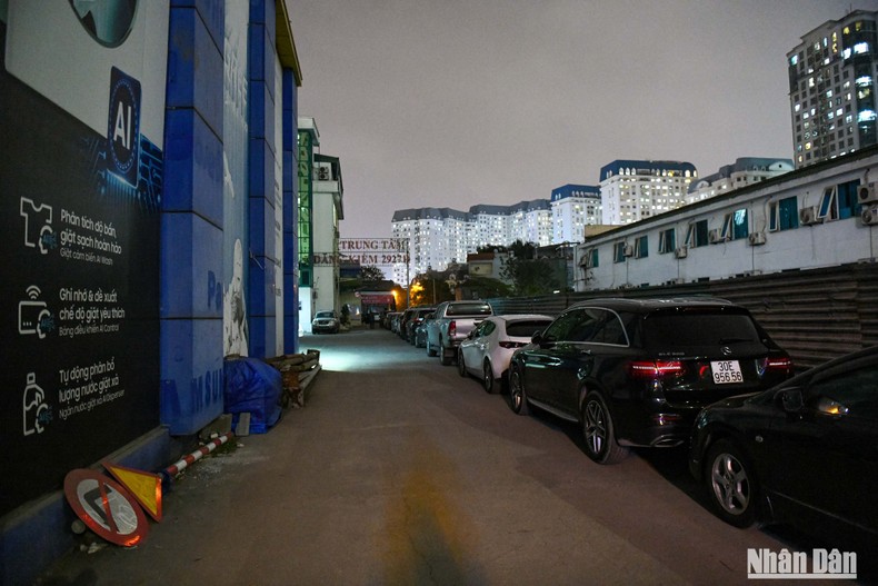  Hình ảnh dãy dài xe nằm xếp hàng xuyên đêm chờ đăng kiểm tại một trung tâm đăng kiểm ở Hà Nội. Ảnh: nhandan.vn