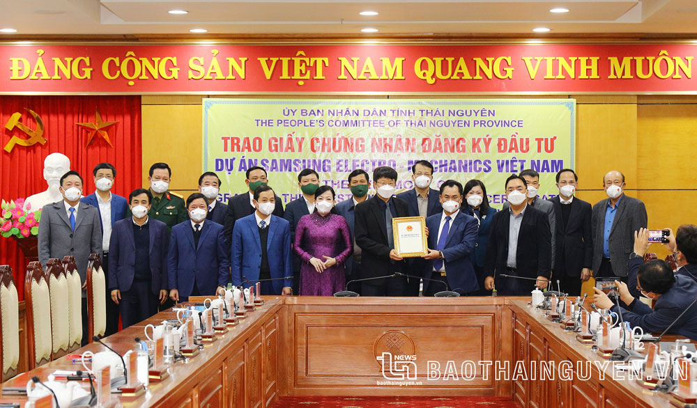 In early 2022, Samsung Electro-Mechanics Vietnam Limited Company (SEMV Company) added 920 million USD to its project in Pho Yen towns Yen Binh industrial park. It is the most significant capital increase of a foreign enterprise operating in Vietnam in the first six months of 2022. In the photo: Thai Nguyen leader awarded the Investment Registration Certificate to SEMV Company to expand its project.