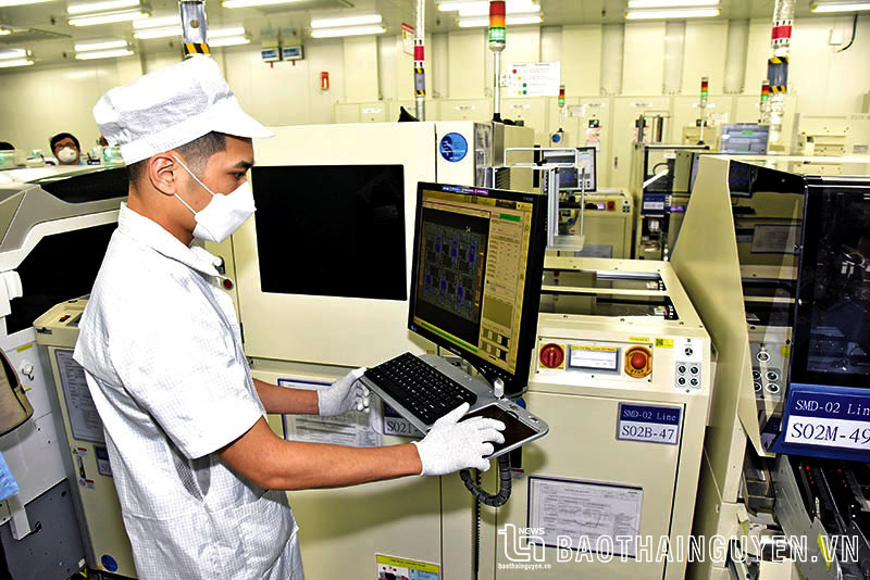 Manufacturing electronic components at Samsung Electro-Mechanics Vietnam Limited Company (Yen Binh Industrial Park).
