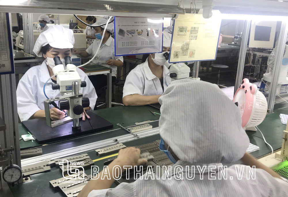 In 2022, a series of FDI projects continuously increased their investment capital with 15 additional projects of over 1.21 billion USD (accounting for nearly 80 percent of FDI capital in Thai Nguyen in 2022). In the photo: Production of mobile phone components and electronic devices at Young Jin Hi-Tech Vietnam Limited Company (Diem Thuy Industrial Park). In 2022, this Korean enterprise has increased investment capital by tens of millions dollars to expand its production.