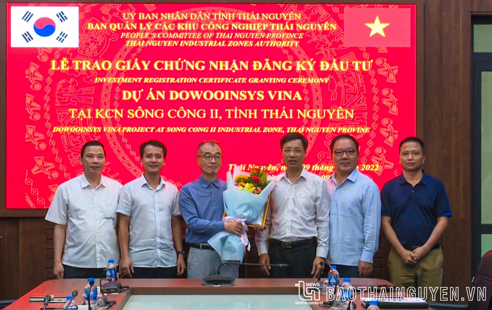 In addition, in 2022, Thai Nguyen attracted five new FDI projects with a total registered capital of 320 million USD. In the photo: Thai Nguyen Provincial Industrial Park Management Board awarded the Certificate of Investment Registration for Dowooinsys Vina Project with a capital of 30 million USD in Song Cong 2 Industrial Park.