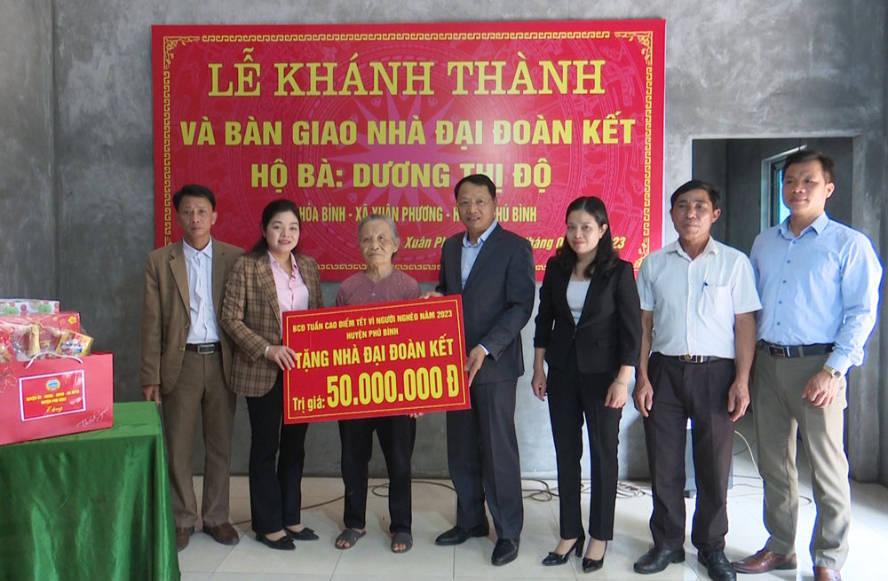 Bà Dương Thị Độ xã Xuân Phương( Phú Bình) nhận tiền hỗ trợ tại buổi khánh thành nhà đại đoàn kết