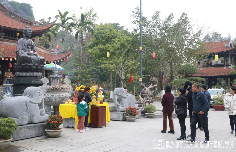 许多人去寺庙拜佛和欣赏风景。