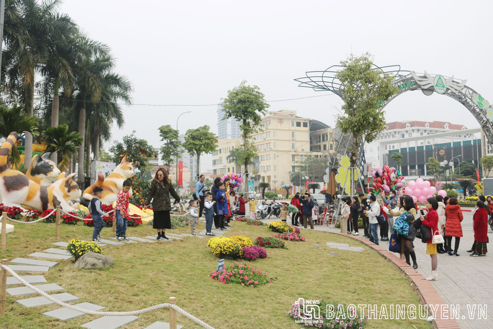人民和游客在越南各民族文化博物馆的猫吉祥物合影留念