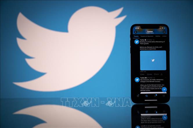 Biểu tượng của mạng xã hội Twitter trên điện thoại và máy tính bảng. Ảnh: AFP/TTXVN