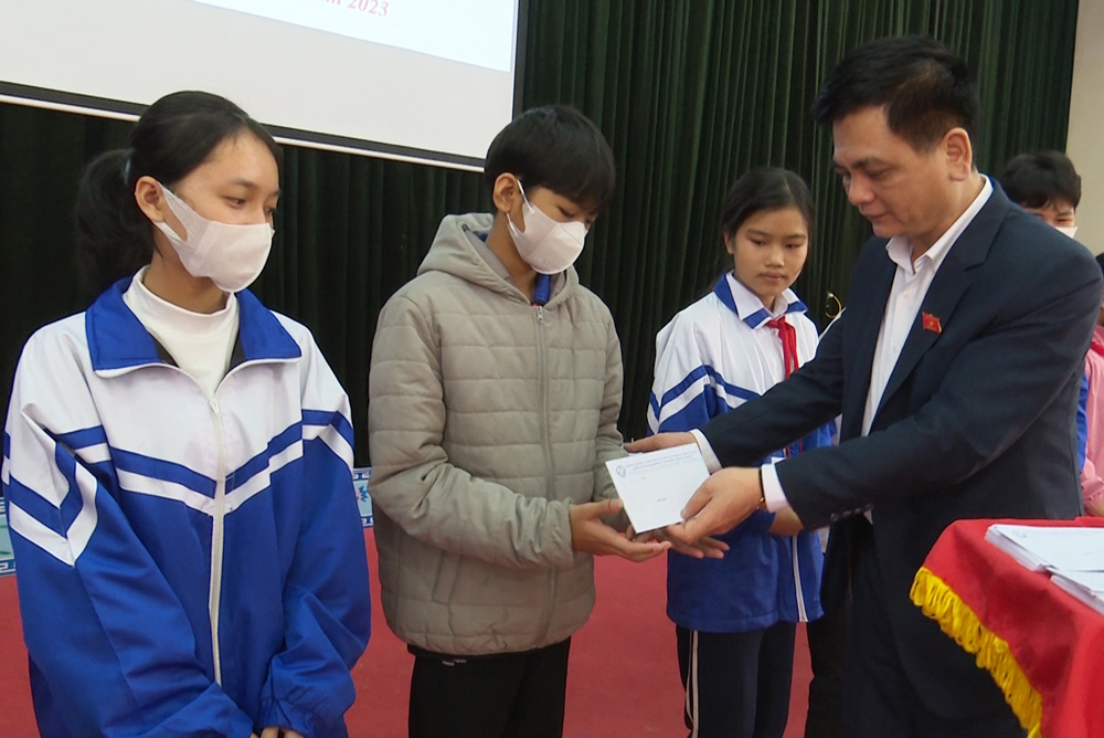 Đồng chí Nguyễn Lâm Thành, Phó Chủ tịch Hội đồng Dân tộc của Quốc hội trao học bổng cho học sinh nghèo học giỏi tại huyện Phú Bình.