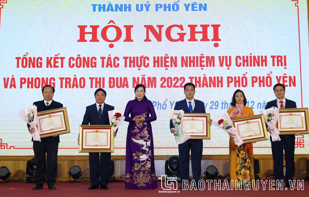 Ms. Nguyen Thanh Hai, Secretary of the Provincial Party Committee, presented Certificates of Merit from the Prime Minister to collectives and individuals of the city. 