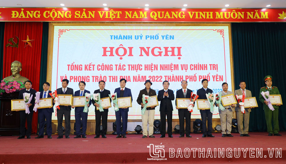 Mr. Do Duc Cong presented Certificates of Merit from the Provincial Peoples Committee to collectives and individuals.