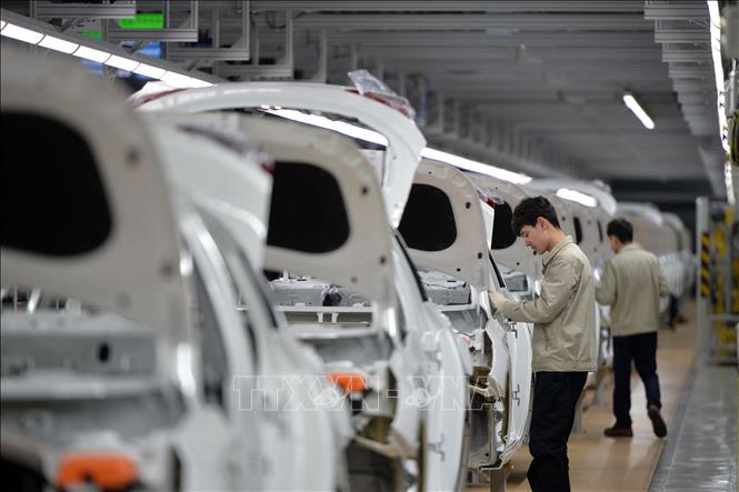 Công nhân làm việc tại một nhà máy của Hyundai. Ảnh tư liệu: AFP/TTXVN