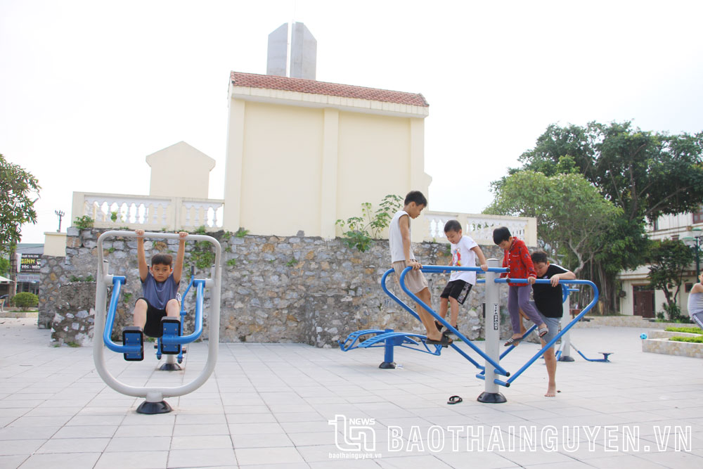 Khu tập thể dục phía sau Đài tưởng niệm các Anh hùng liệt sĩ phường Túc Duyên thu hút nhiều người ở các lứa tuổi tham gia tập luyện.