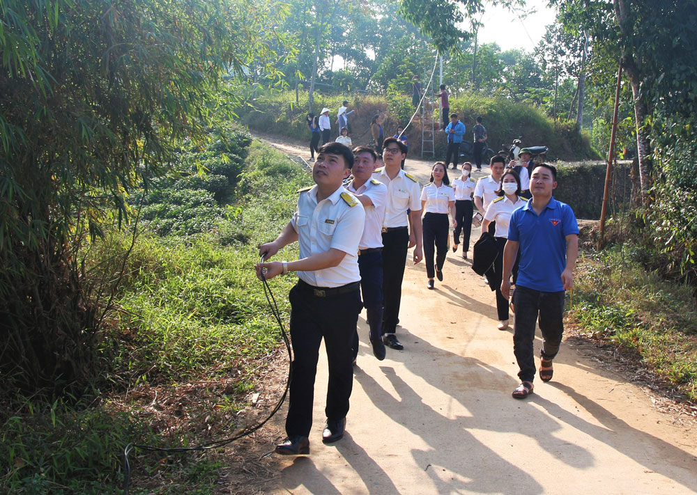 Đoàn Thanh niên Cục Thuế tỉnh tham gia kéo điện thực hiện Công trình thắp sáng làng quê tại xóm Đại Quyết. Ảnh: D.H
