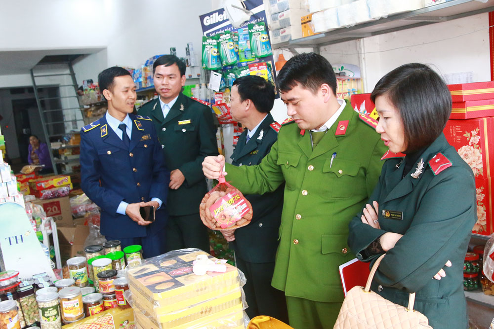 Đoàn kiểm tra liên ngành kiểm tra cơ sở kinh doanh tạp hóa trên địa bàn thị trấn Chợ Chu (Định Hóa)
