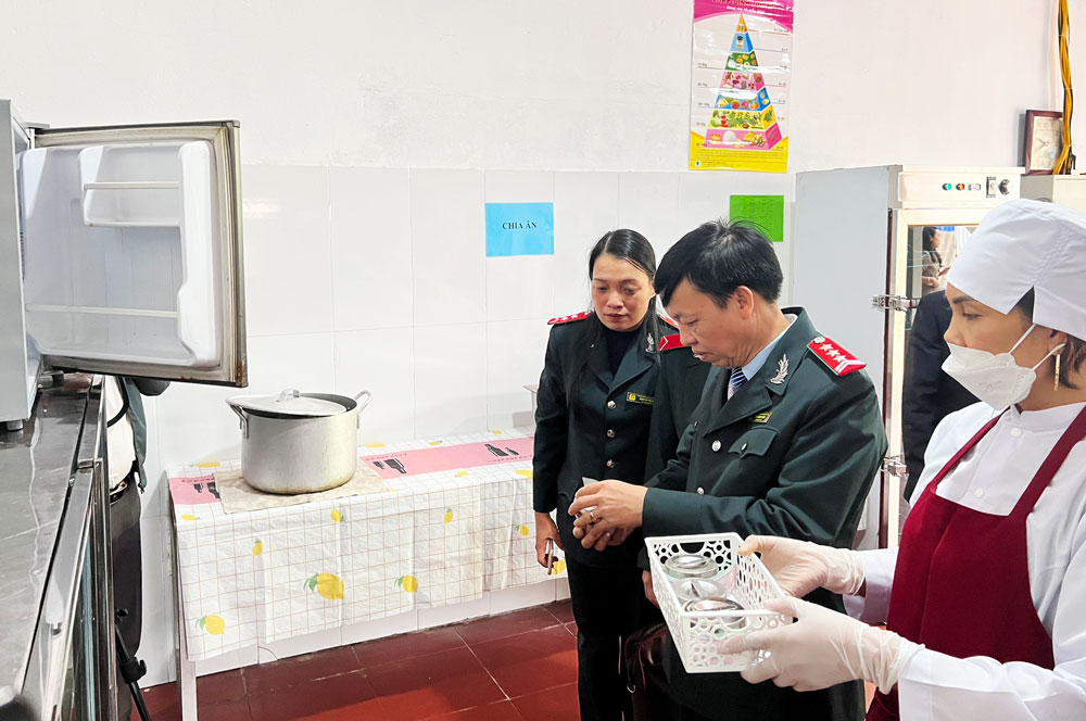 Đoàn kiểm tra liên ngành của tỉnh kiểm tra khu vực bếp ăn của cơ sở mầm non Happy House tại phường Ba Hàng, TP. Phổ Yên