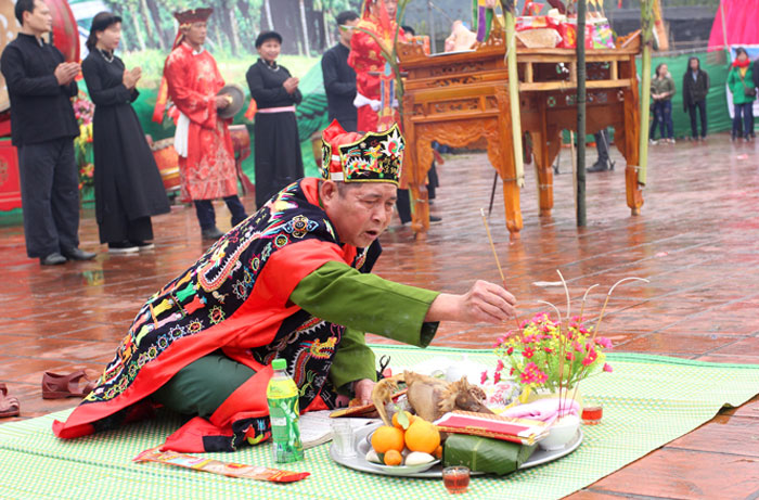 Thực hiện nghi lễ cầu mùa tại Lễ hội Lồng Tồng ATK Định Hóa.