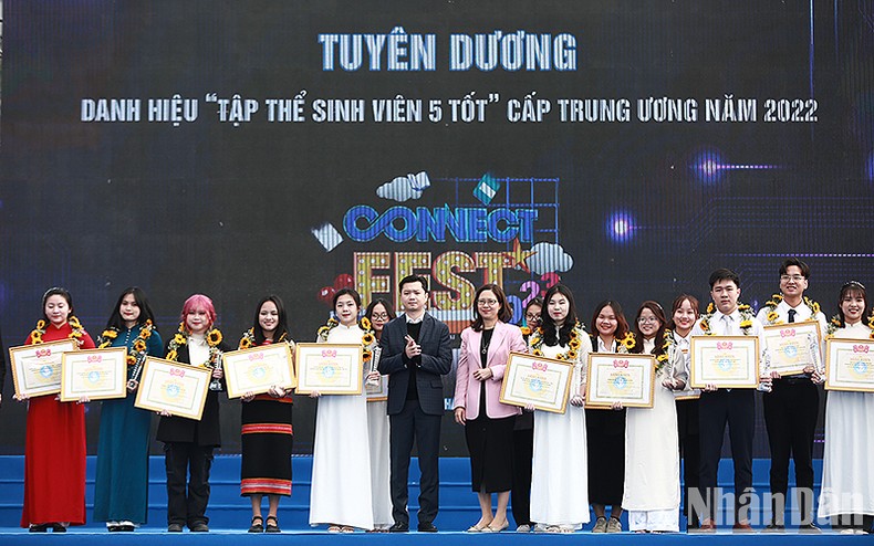 Bí thư Trung ương Đoàn, Chủ tịch Hội Sinh viên Việt Nam Nguyễn Minh Triết (thứ 6 từ trái sang, hàng đầu) trao danh hiệu “Tập thể sinh viên 5 tốt” cấp Trung ương năm 2022 tặng đại diện các đơn vị.
