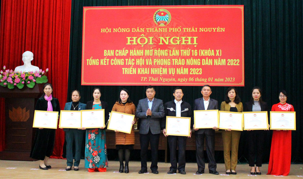 Khen thưởng cho các tập thể có thành tích xuất sắc trong phong trào Hội Nông dân năm 2022.