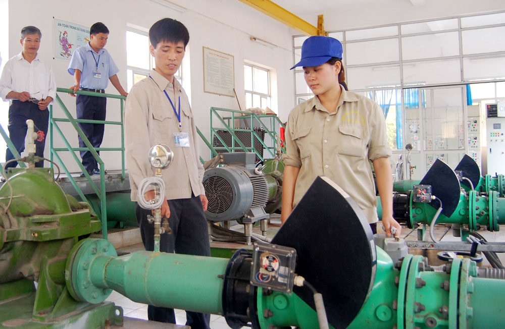 Cán bộ kỹ thuật của Công ty  kiểm tra vận hành hệ thống bơm Nhà máy nước.