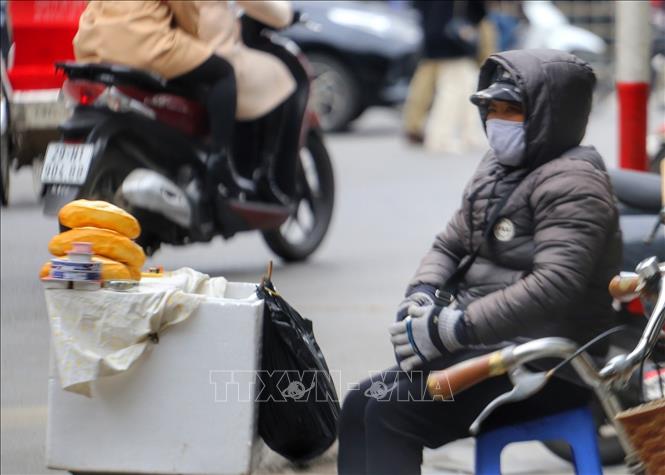 Một người bán bánh mì vỉa hè trong tiết trời buốt giá.