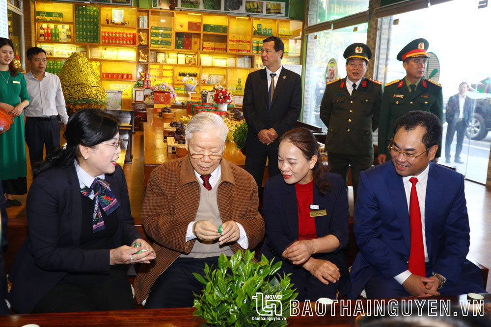 Party General Secretary Nguyen Phu Trong visited Hao Dat tea cooperative in Thai Nguyen city, a typical cooperative in the province.