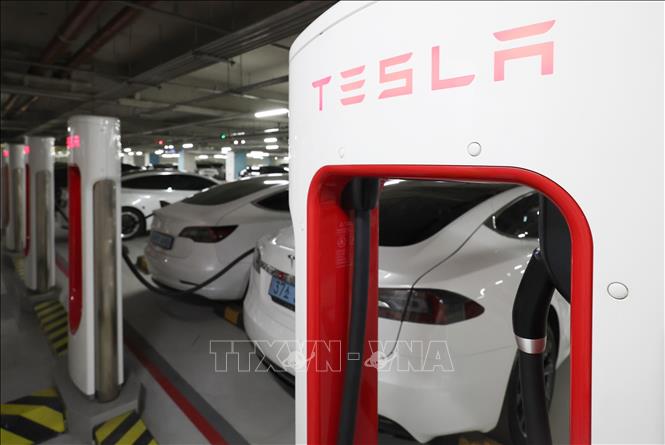 Một trạm sạc của hãng xe điện Tesla tại Seoul, Hàn Quốc, ngày 3/1/2023. Ảnh: Yonhap/TTXVN