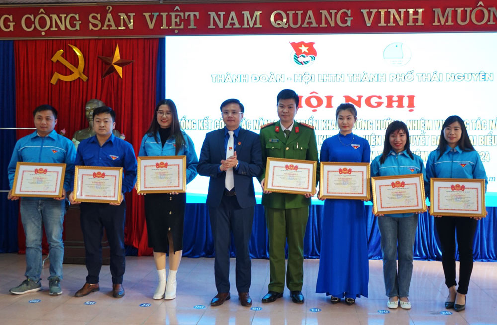 Thành đoàn cũng đã trao Giấy khen cho các cá nhân, tập thể tiêu biểu vì đã có thành tích xuất sắc trong công tác Hội và phong trào thanh niên thành phố Thái Nguyên năm 2022 và giai đoạn 2019-2022.