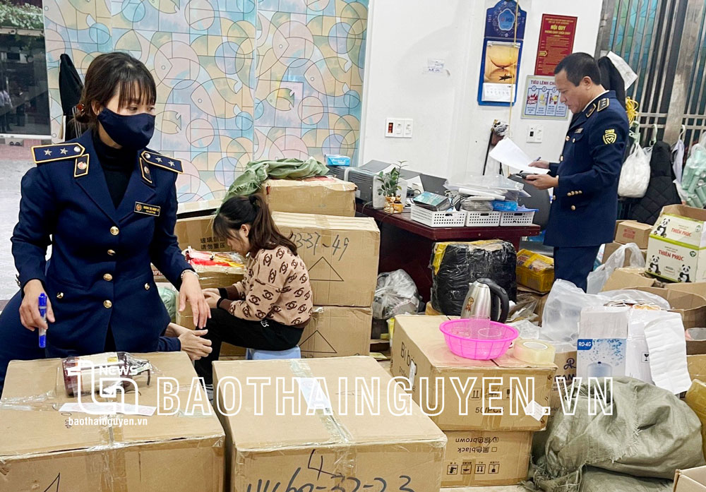 Lực lượng QLTT tỉnh kiểm tra kho hàng của hộ kinh doanh N.ĐH, tổ 11, phường Túc Duyên, TP. Thái Nguyên và đã ra quyết định xử phạt 45,5 triệu đồng về hành vi kinh doanh mỹ phẩm nhập lậu, không rõ nguồn gốc xuất xứ.