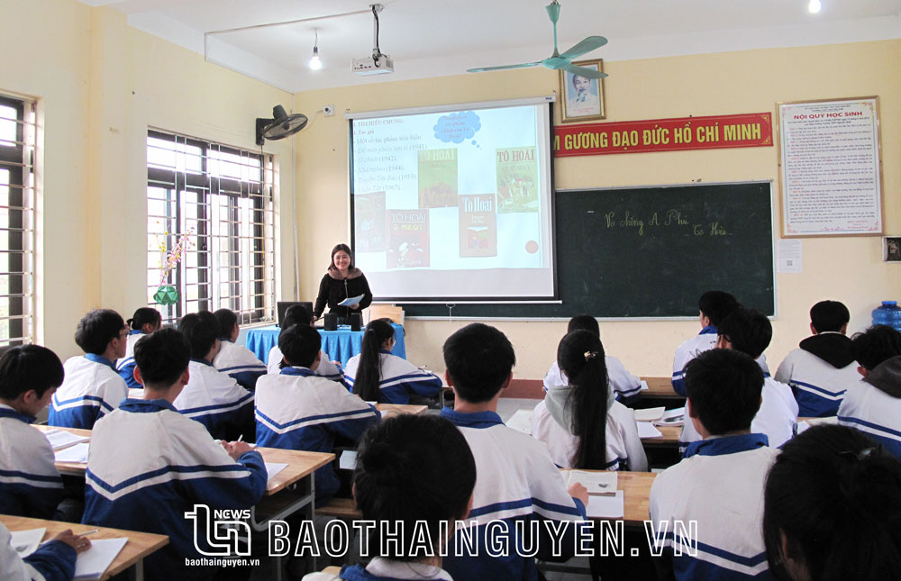 Giờ ôn tập môn Ngữ văn của lớp 12A2, Trường THPT Nguyễn Huệ (Đại Từ) tập trung vào giải các bộ đề.