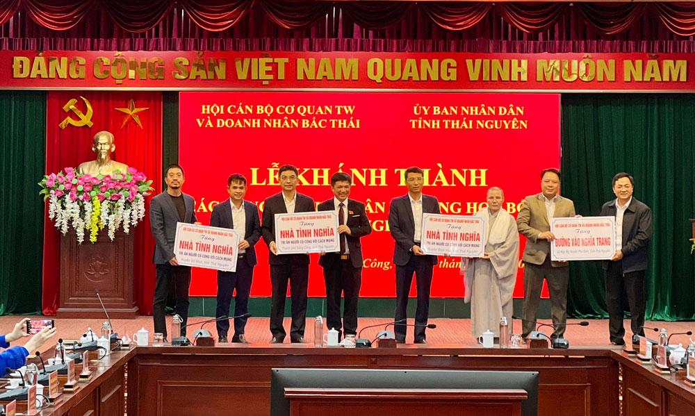 Hội cán bộ cơ quan Trung ương và doanh nhân Bắc Thái trao biểu trưng kinh phí hỗ trợ xây dựng 3 căn nhà tình nghĩa tại các huyện Võ Nhai, Định Hóa và TP. Sông Công.