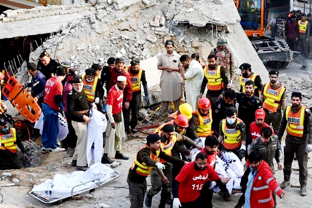 Lực lượng cứu hộ chuyển thi thể nạn nhân tại hiện trường vụ nổ đền thờ ở Peshawar, Pakistan, ngày 30/1/2023. (Nguồn: AFP/TTXVN)
