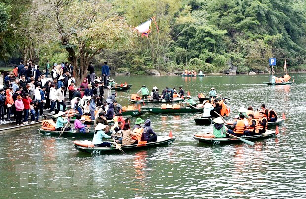 Du khách tham quan Khu Du lịch sinh thái Tràng An trong những ngày đầu năm mới. 