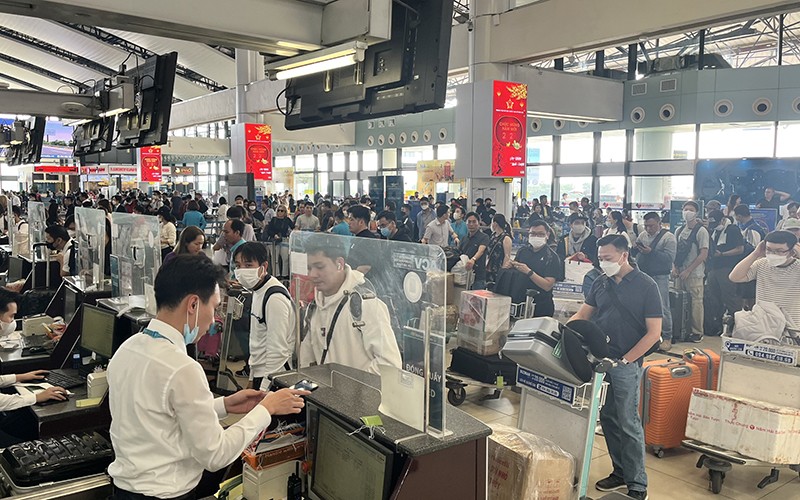 Hành khách làm thủ tục tại sân bay Nội Bài ngày 26/1.