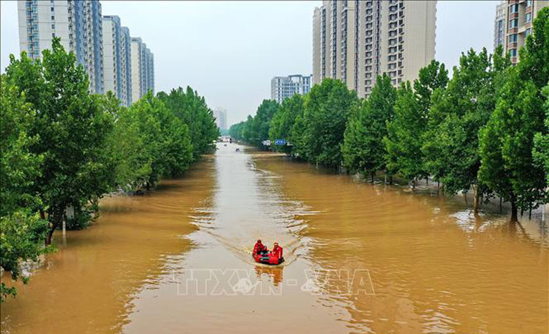 Lực lượng cứu hộ sơ tán người dân khỏi khu vực ngập lụt ở thành phố Bảo Định, tỉnh Hà Bắc (Trung Quốc) ngày 2/8/2023. Ảnh: THX/TTXVN