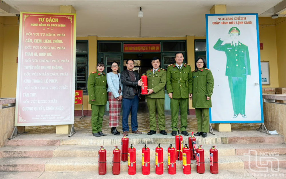 Đại diện Công ty TNHH Prime Thái Nguyên trao tặng bình chữa cháy cho Công an huyện Đồng Hỷ.