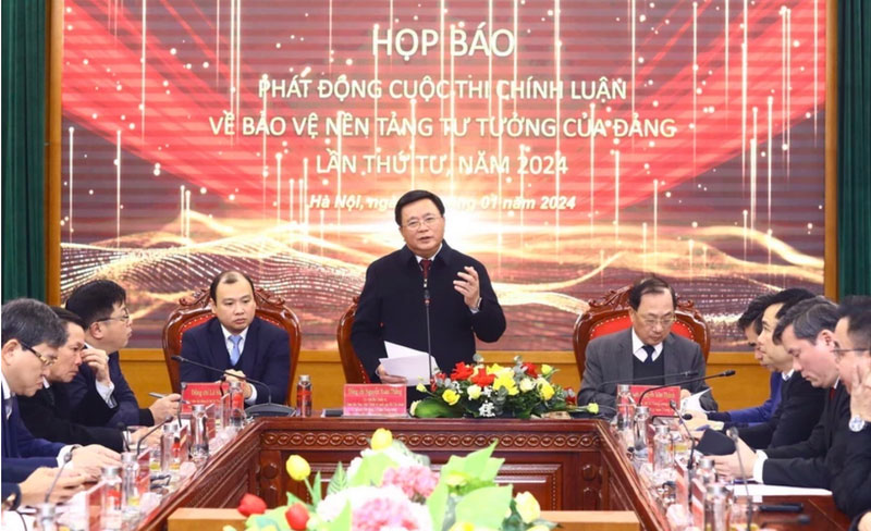 Giáo sư, Tiến sĩ Nguyễn Xuân Thắng, Ủy viên Bộ Chính trị, Giám đốc Học viện Chính trị Quốc gia Hồ Chí Minh, Trưởng ban chỉ đạo cuộc thi phát biểu.