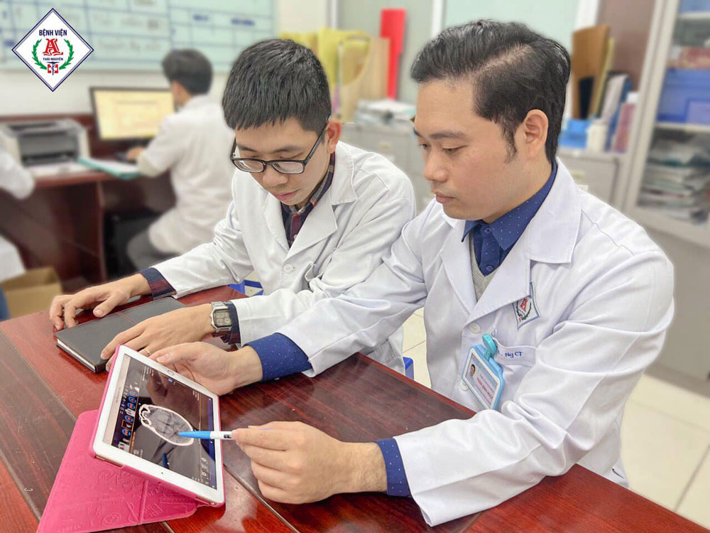Tại Bệnh viện A Thái Nguyên, hình ảnh chiếu chụp của bệnh nhân được chuyển thẳng từ phòng chụp lên hệ thống trực tuyến để các bác sĩ hội chẩn.