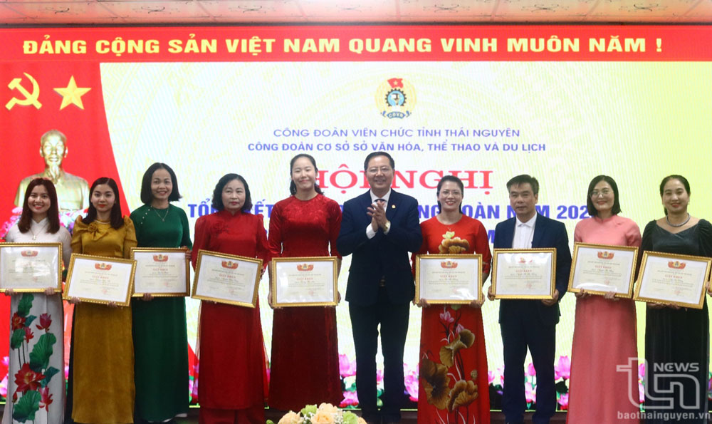 Lãnh đạo Sở Văn hóa -  Thể thao và Du lịch tặng Giấy khen cho các tập thể, cá nhân đạt thành tích xuất sắc.