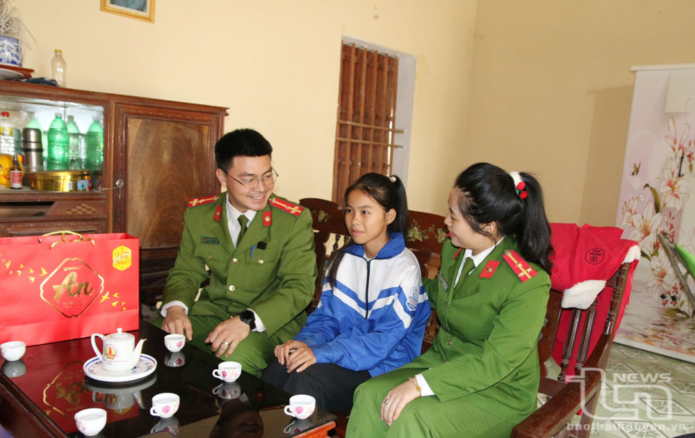 Cán bộ Đoàn Thanh niên Công an huyện Phú Bình động viên em Nguyễn Dương Huyền Thư khắc phục khó khăn, vươn lên trong học tập.
