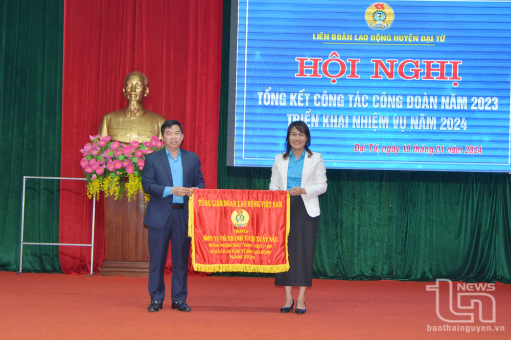 Liên đoàn Lao động huyện Đại Từ được nhận Cờ thi đua của Tổng Liên đoàn Lao động Việt Nam.