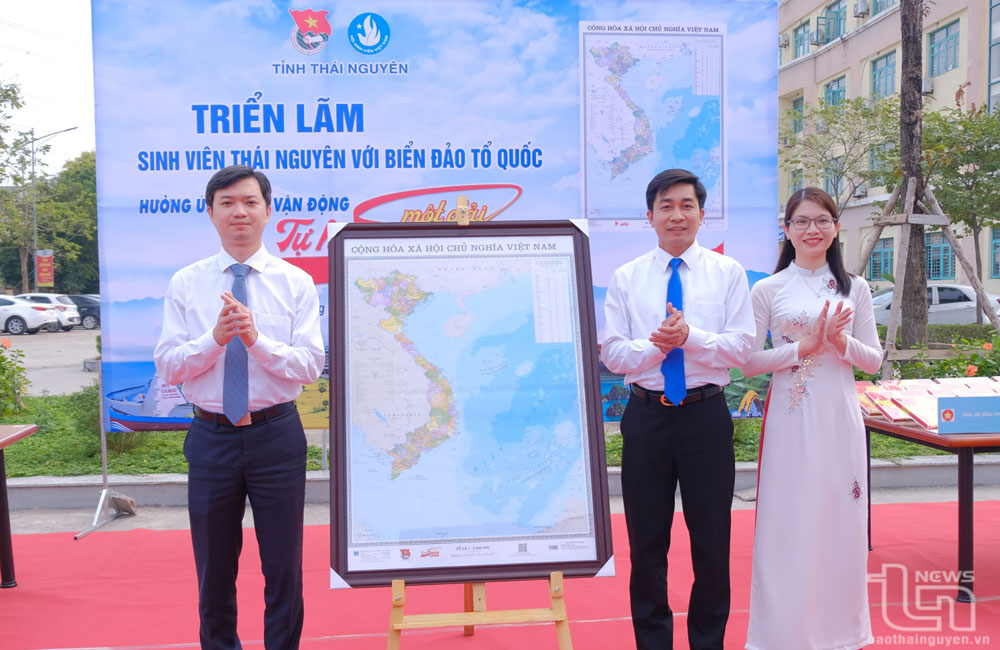 Bí thư Trung ương Đoàn Nguyễn Minh Triết (bên trái) trao tặng Tỉnh đoàn Thái Nguyên bản đồ Việt Nam.