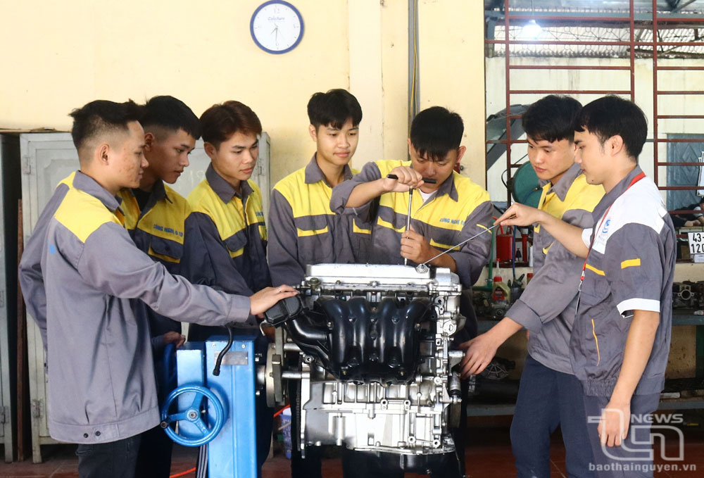 Sinh viên Trường Cao đẳng Kinh tế - Kỹ thuật (Đại học Thái Nguyên) trong giờ thực hành nghề trên thiết bị máy.