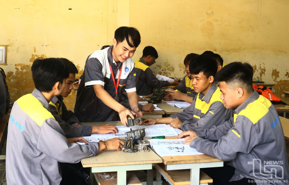 Sinh viên lớp Công nghệ ô tô (Trường Cao đẳng Kinh tế - Kỹ thuật, Đại học Thái Nguyên) làm quen với mô hình thiết bị máy.