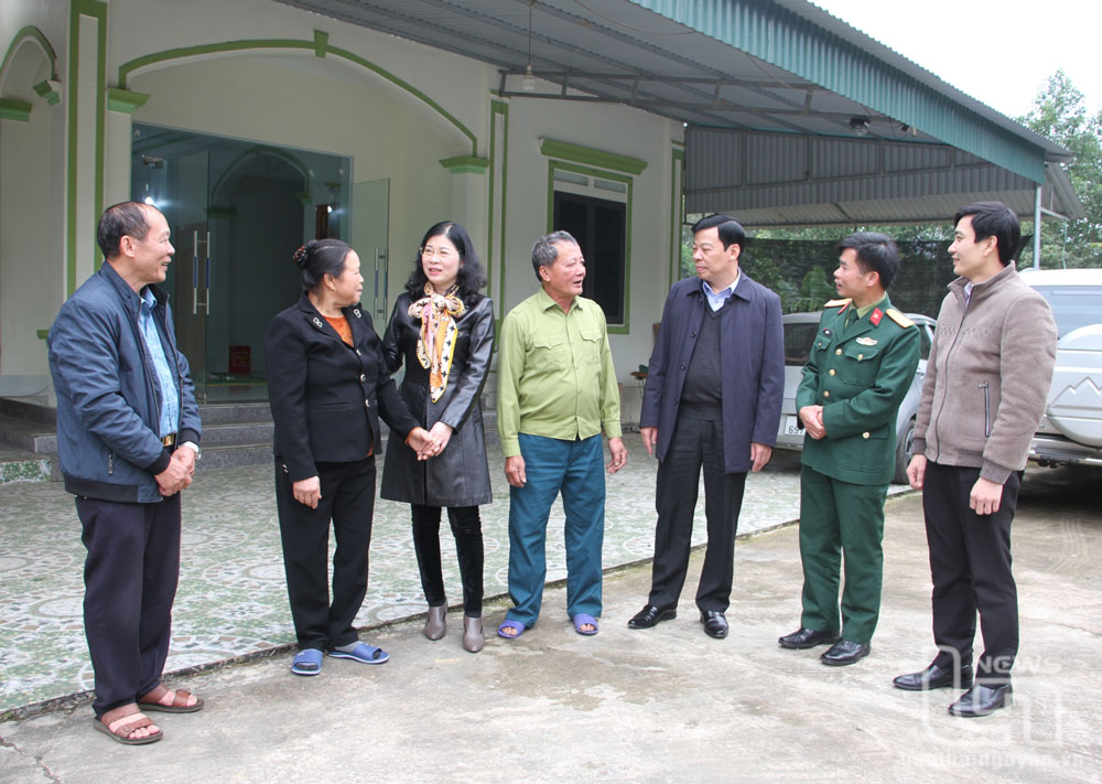 Đoàn công tác thăm hỏi, động viên gia đình Đại úy Nguyễn Xuân Hà, ở xóm Hiệp Hòa, xã Phủ Lý (Phú Lương).