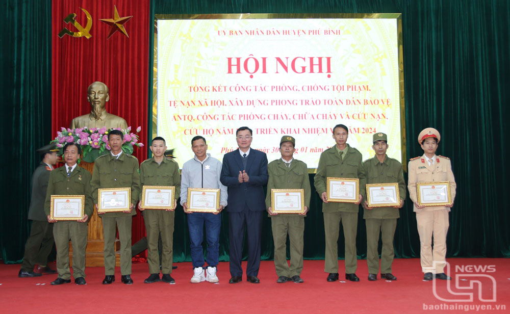 Lãnh đạo UBND huyện Phú Bình tặng Giấy khen cho các cá nhân.