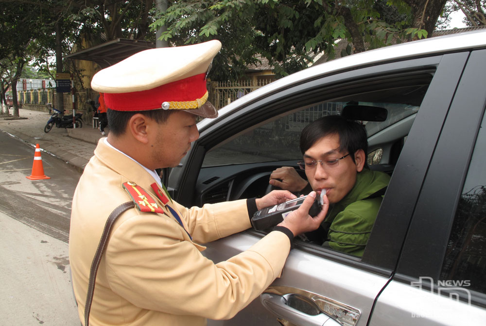 Lực lượng Cảnh sát giao thông toàn tỉnh tăng cường kiểm tra, xử lý vi phạm về nồng độ cồn của người tham gia giao thông.